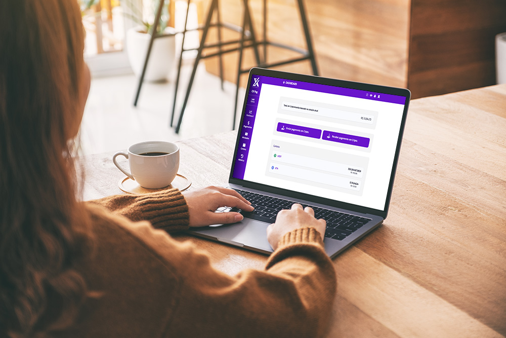 Usuário usando notebook